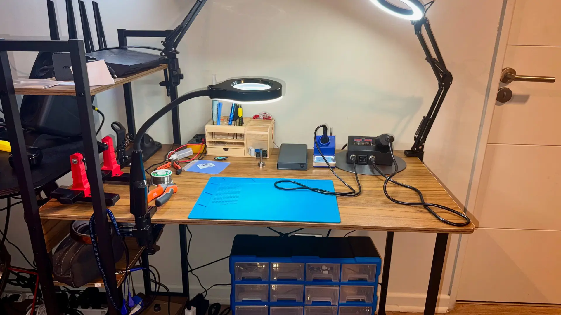 Mesa de trabajo con herramientas de reparacion