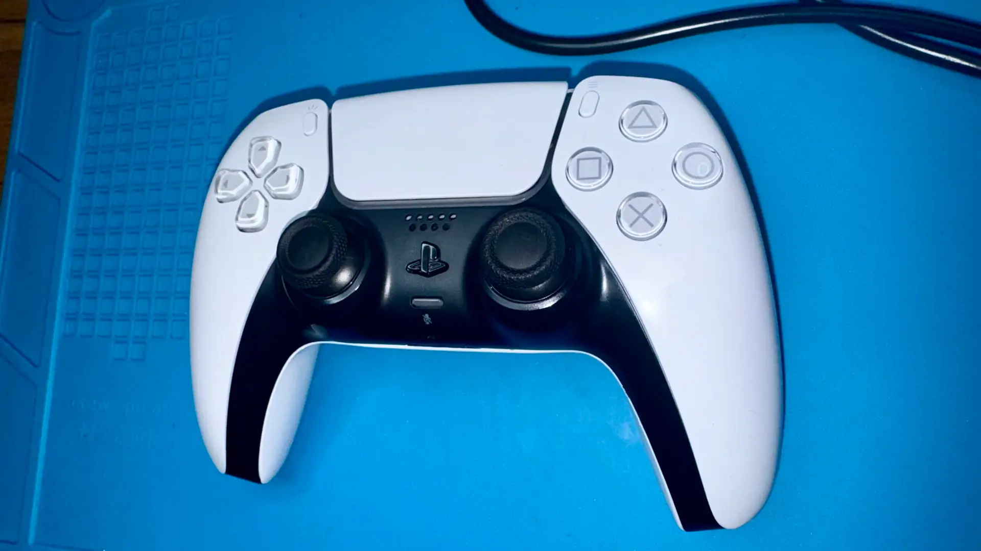 Control PS5 sobre mesa de trabajo