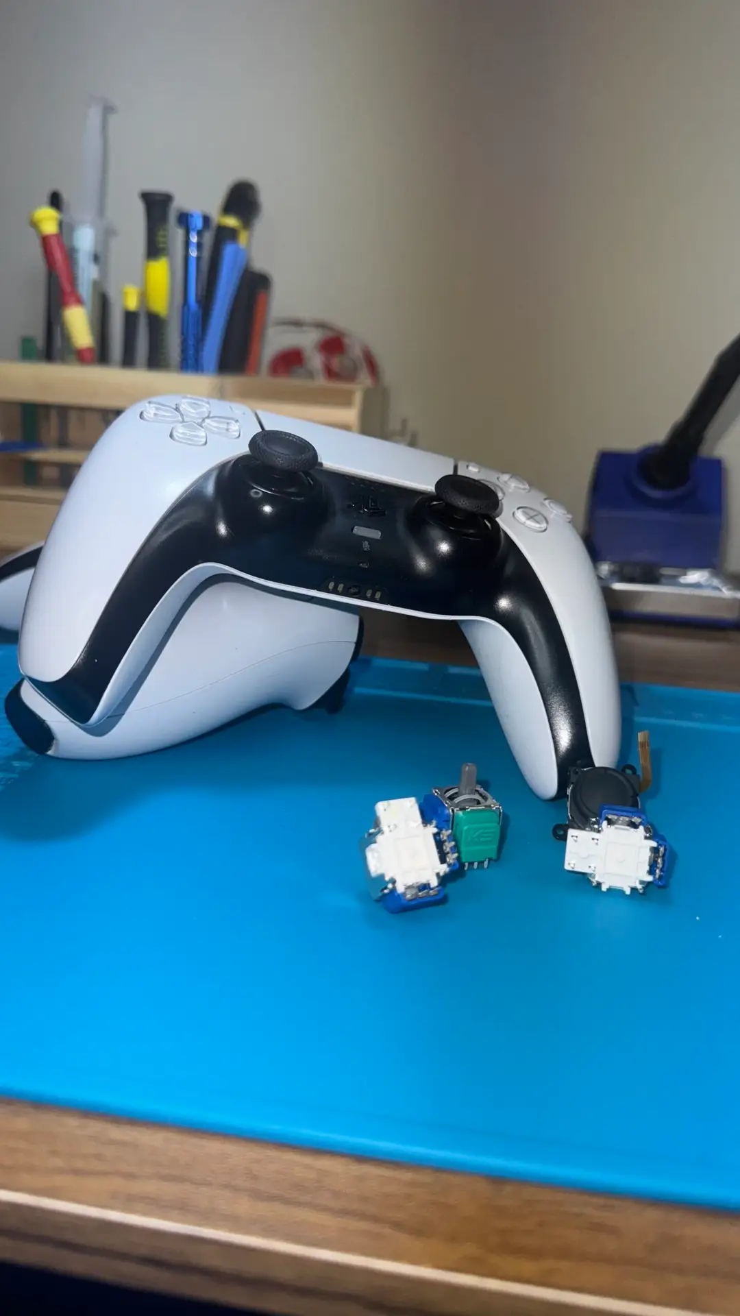 Control PS5 junto a componentes de joystick