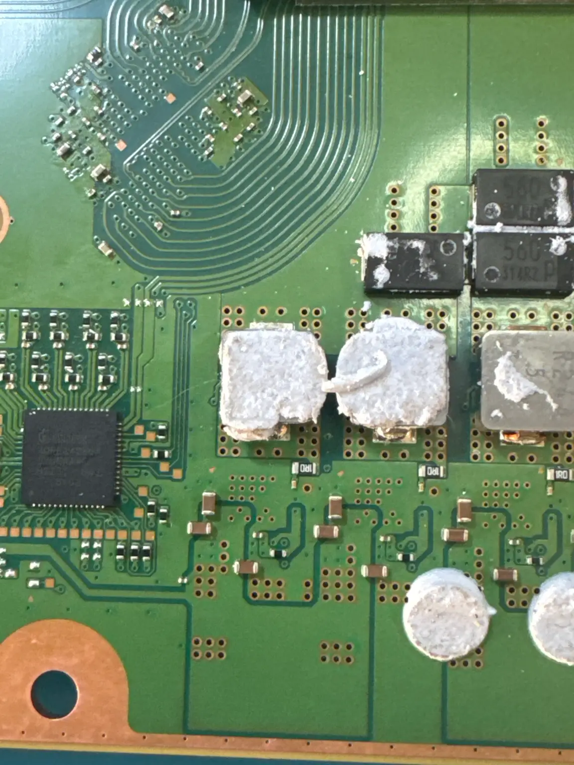 Componentes electrónicos de placa PS5 revisados en taller
