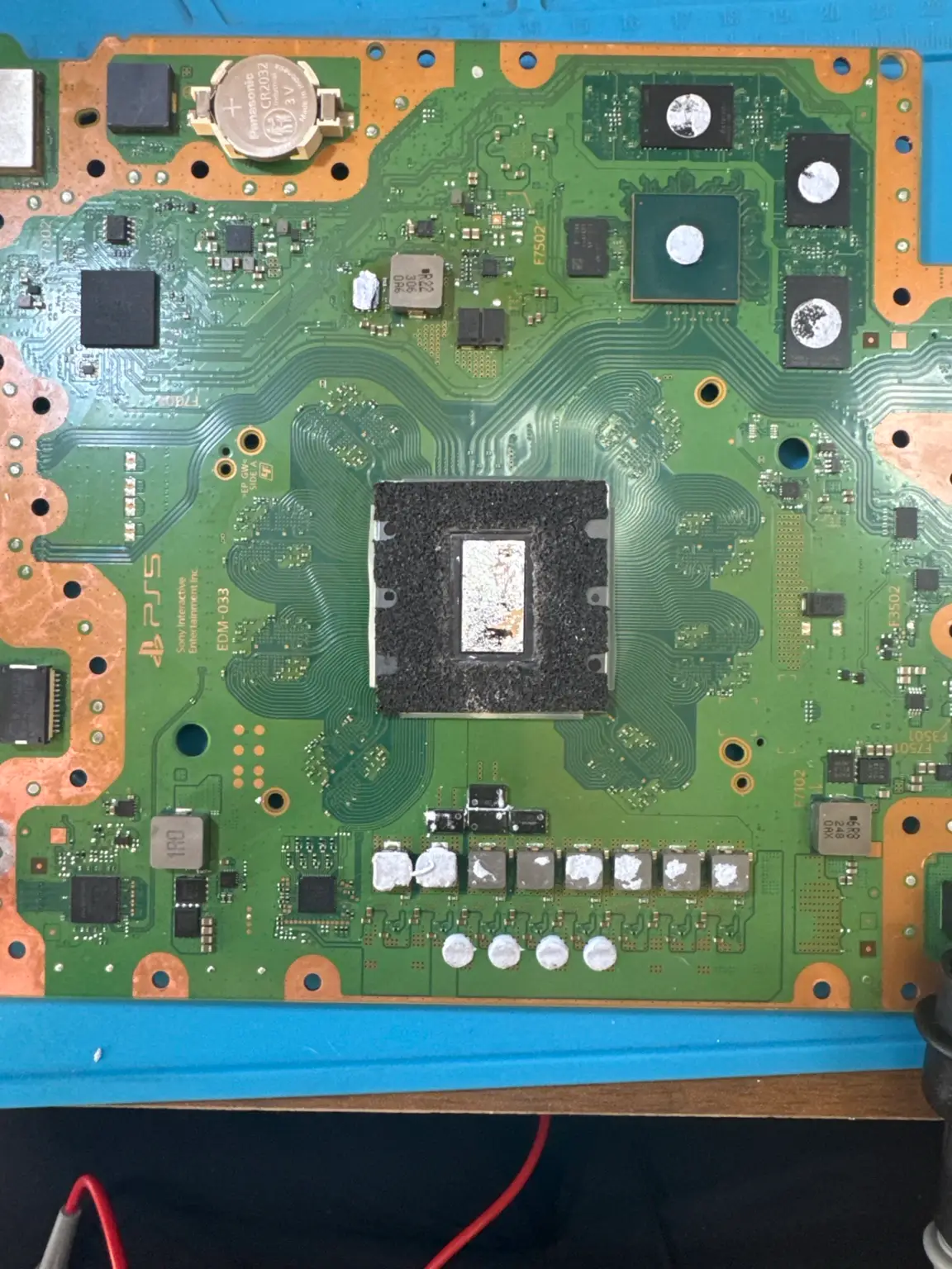Placa principal de PS5 durante mantenimiento técnico en PlayStock