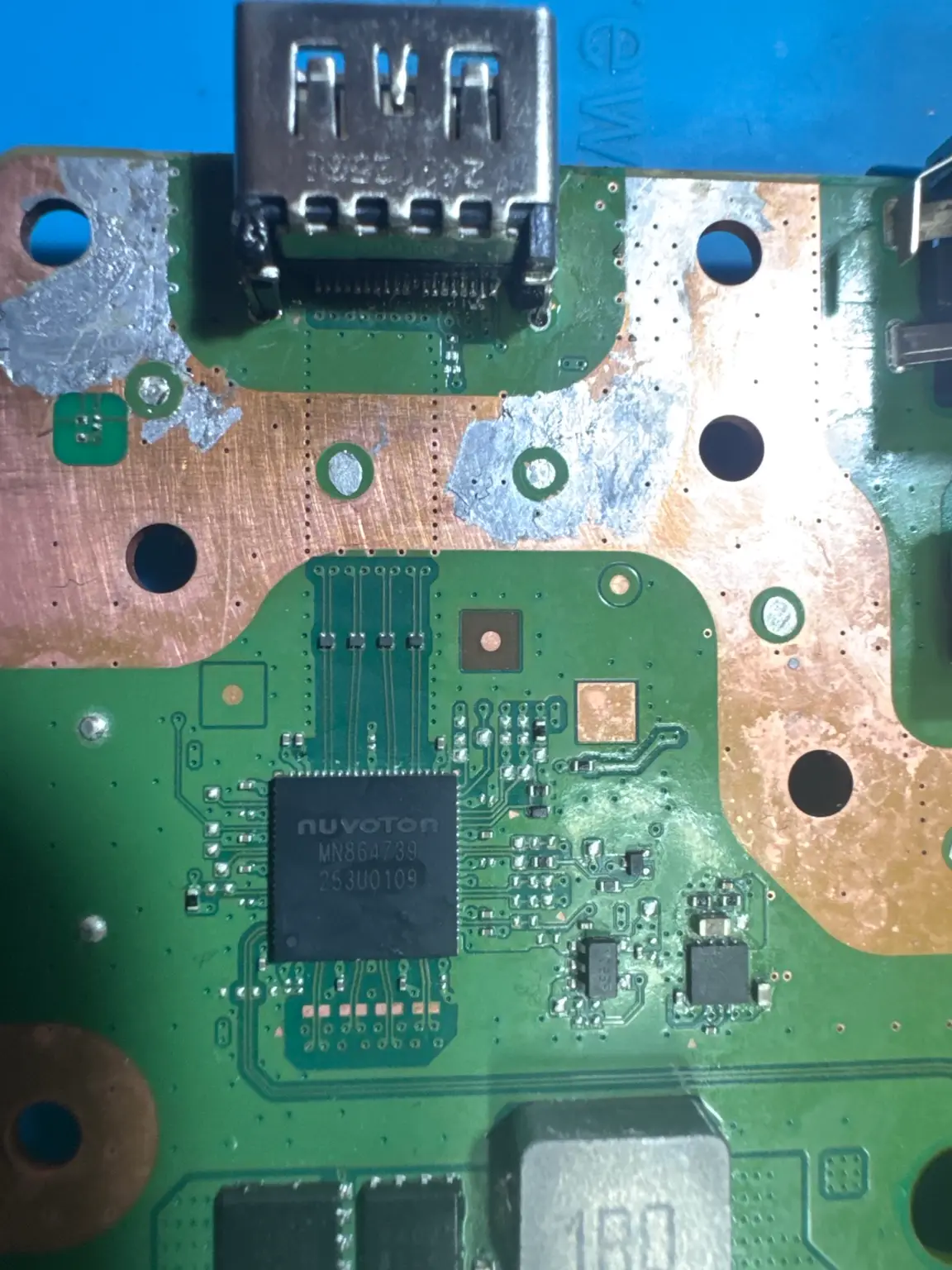 Puerto HDMI y circuitos de placa PS5 bajo inspección