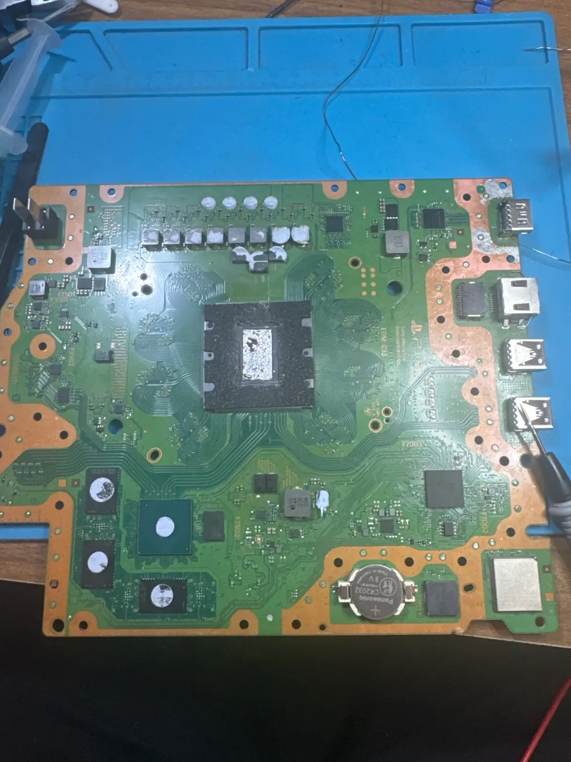 Placa PS5 desmontada para revisión y mantenimiento