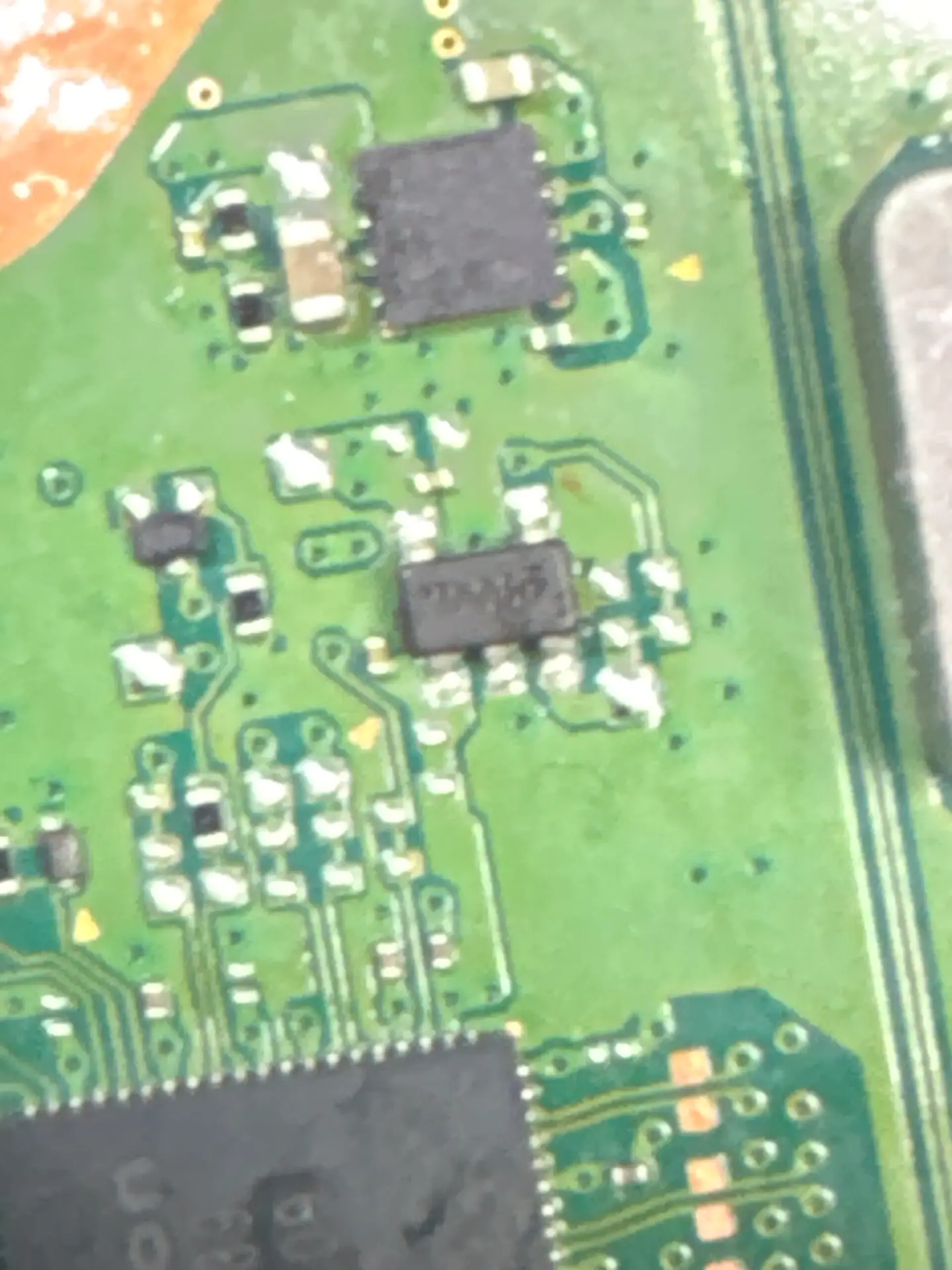 Detalle de circuitos integrados en placa PS5