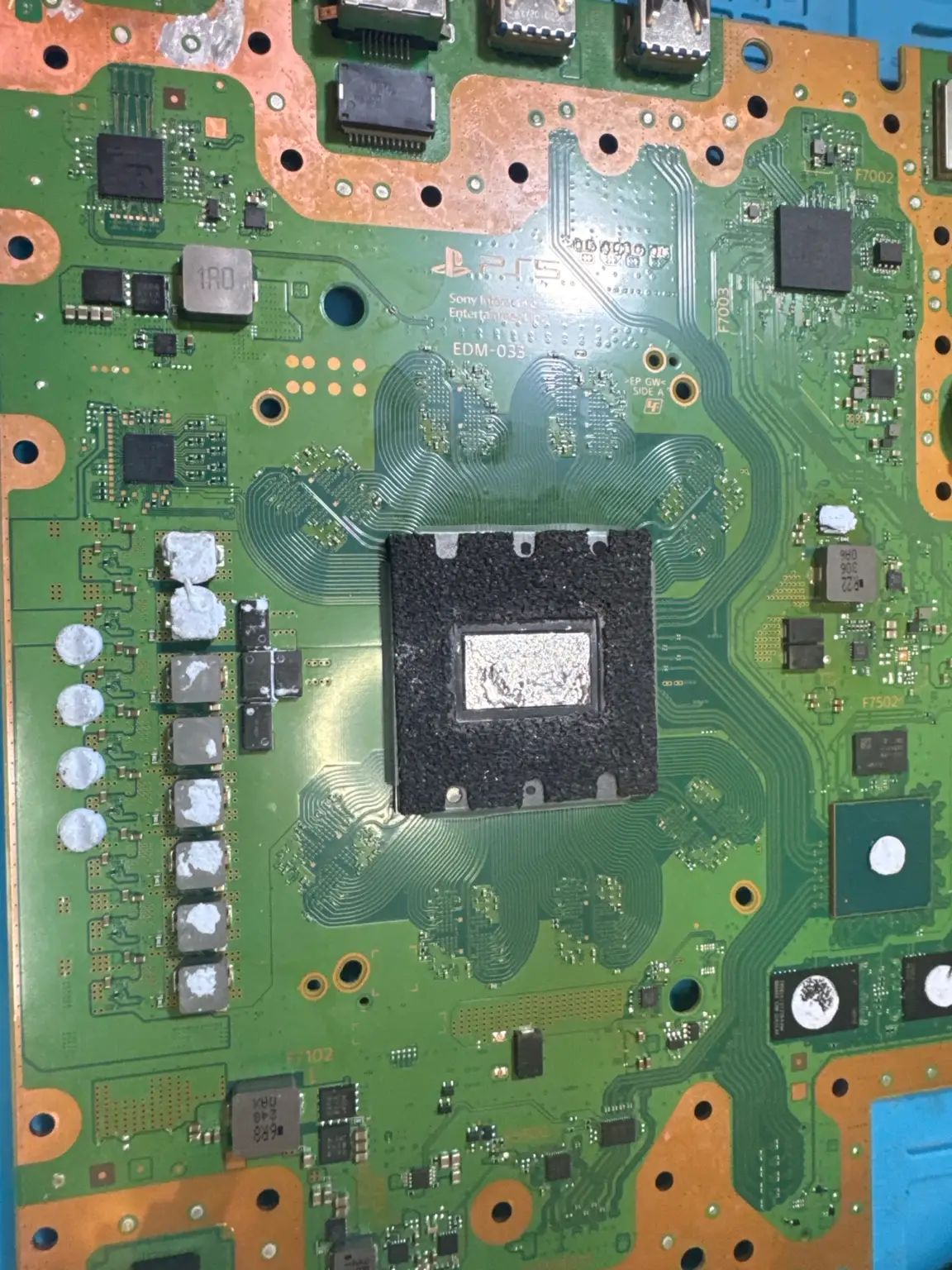 Procesador de PS5 durante revisión de metal líquido