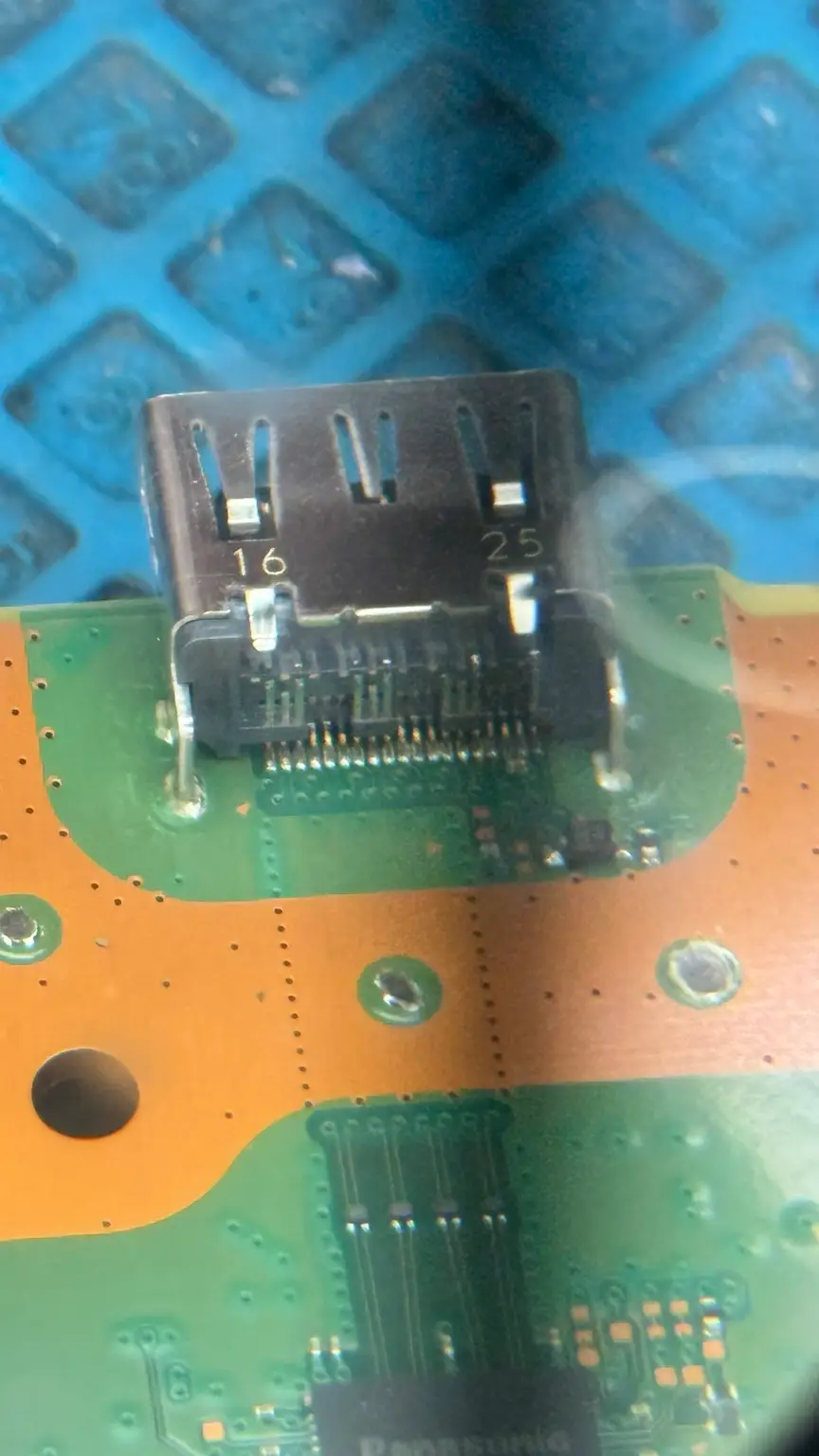 Puerto HDMI de PS5 bajo inspección para reparación de consola sin imagen en Santiago
